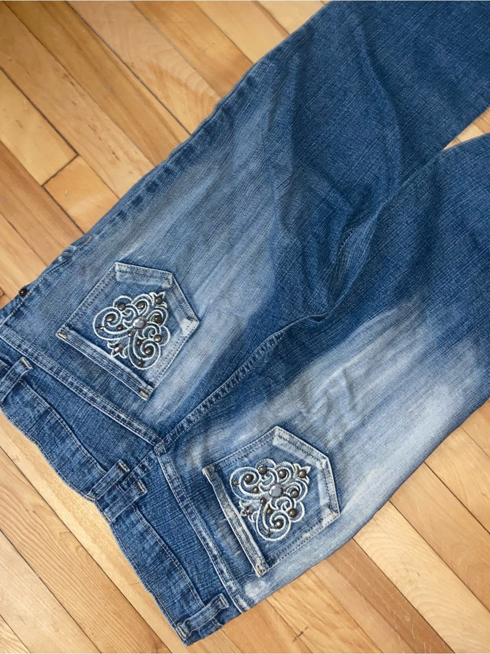 Blue Embroidered Back-Pocket women’s Jeans
